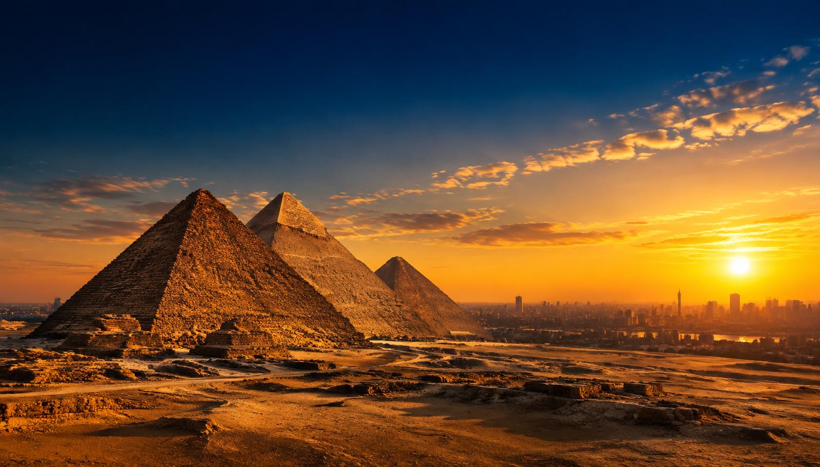 أهرامات الجيزة وأفق القاهرة